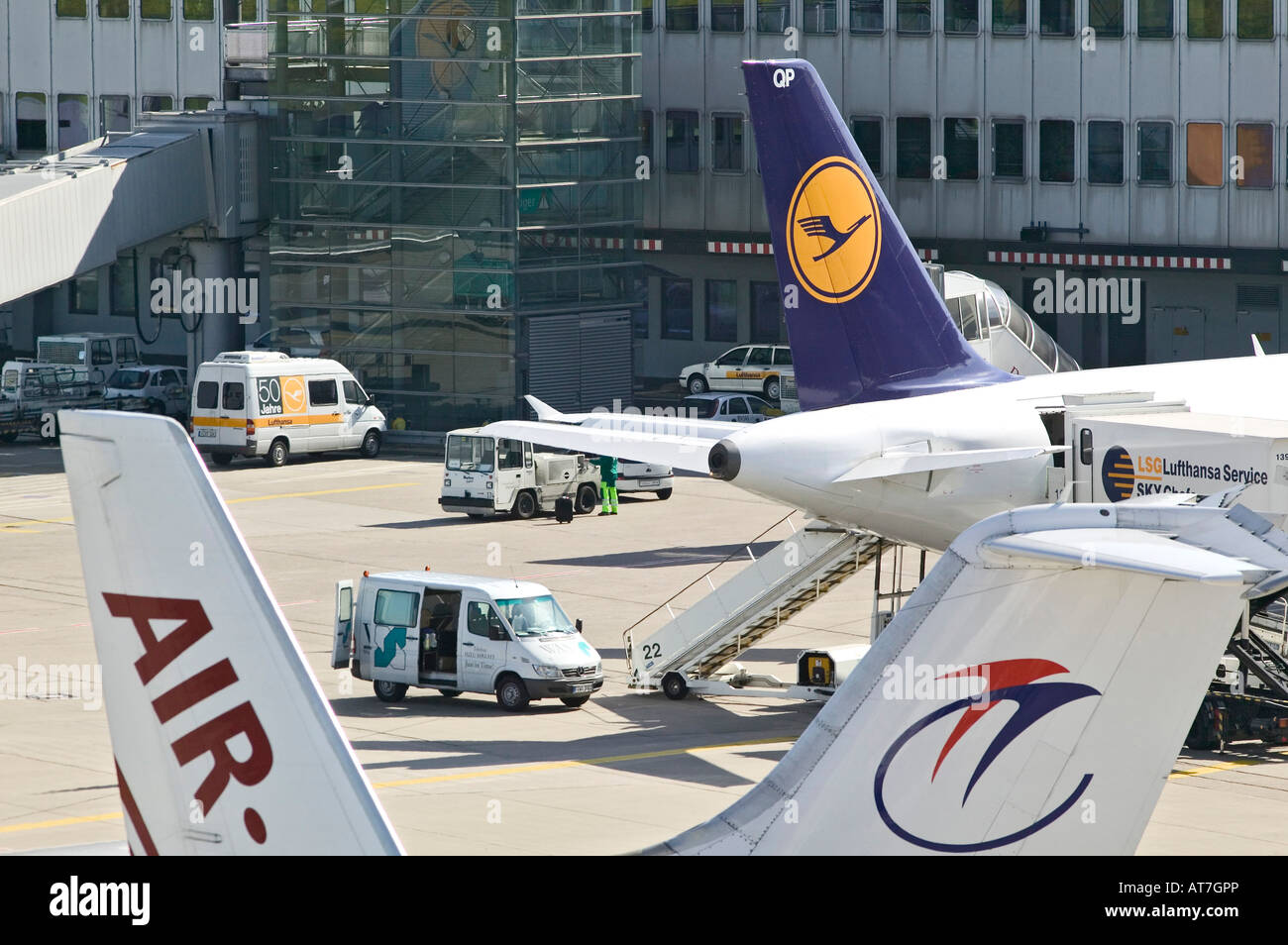 Aeroporto di Düsseldorf Germania Europa Nord Reno Westfalia auto aereo trasporto aeroporto viaggi vacanza costruzione di traffico Foto Stock