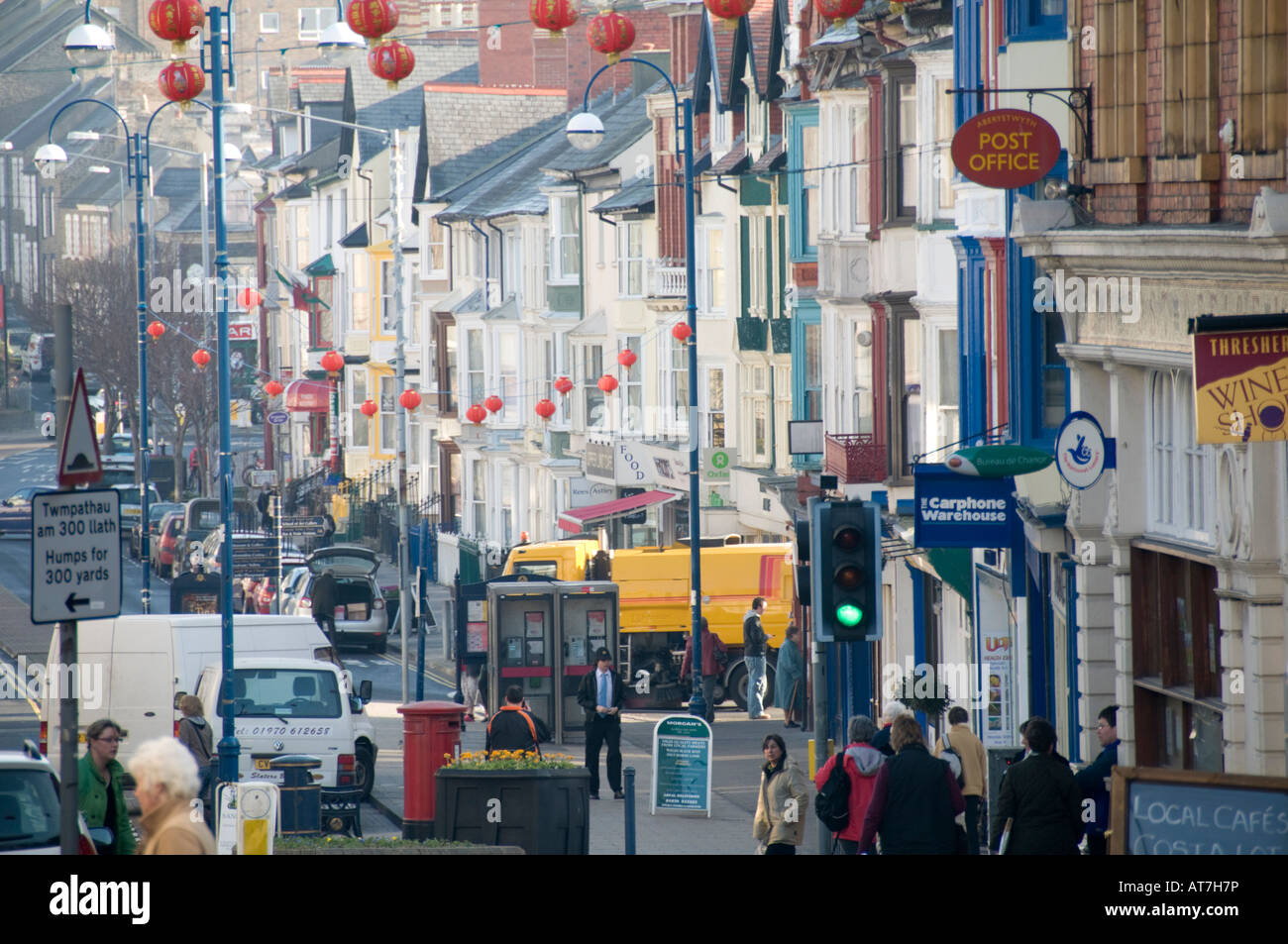 Aberystwyth North Parade e grande Darkgate Street - le principali strade dello shopping in città Foto Stock