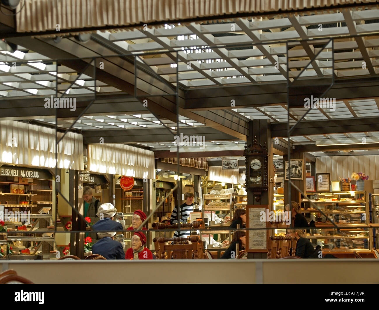 Specchio riflettendo donne anziane seduti in un caffè nella hall del mercato della città di Kuopio in Finlandia Foto Stock