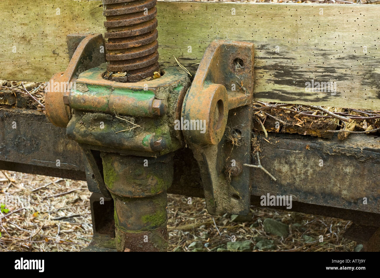 Vecchio arrugginimento del rimorchio del trattore nel bosco Foto Stock