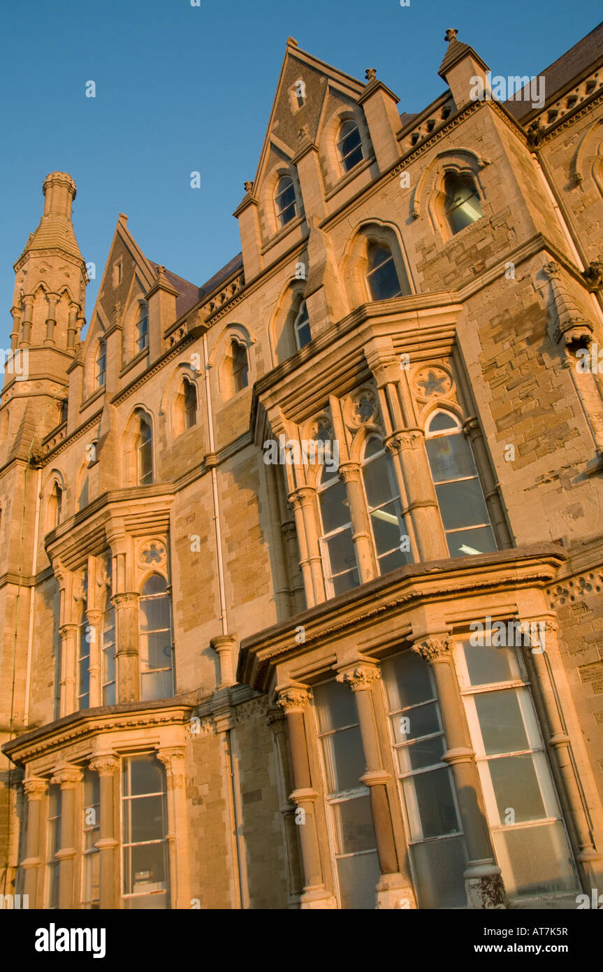 Il vecchio collegio Aberystwyth University gotico vittoriano architettura edificio in arenaria sera Foto Stock