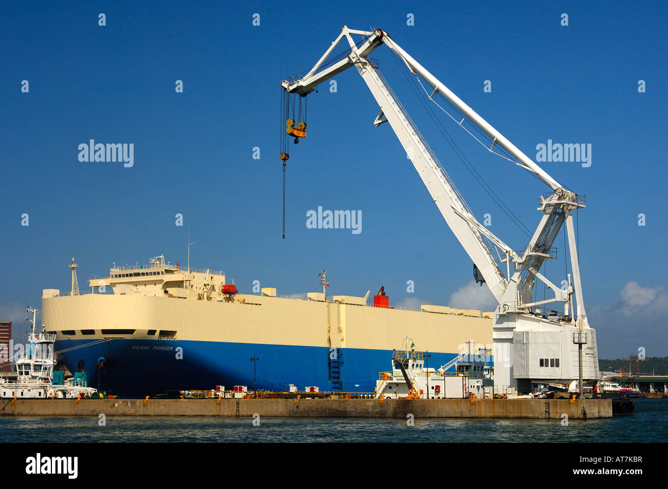 Roro nave Grand Pioneer presso la banchina di carico del porto di Durban, Sud Africa Foto Stock