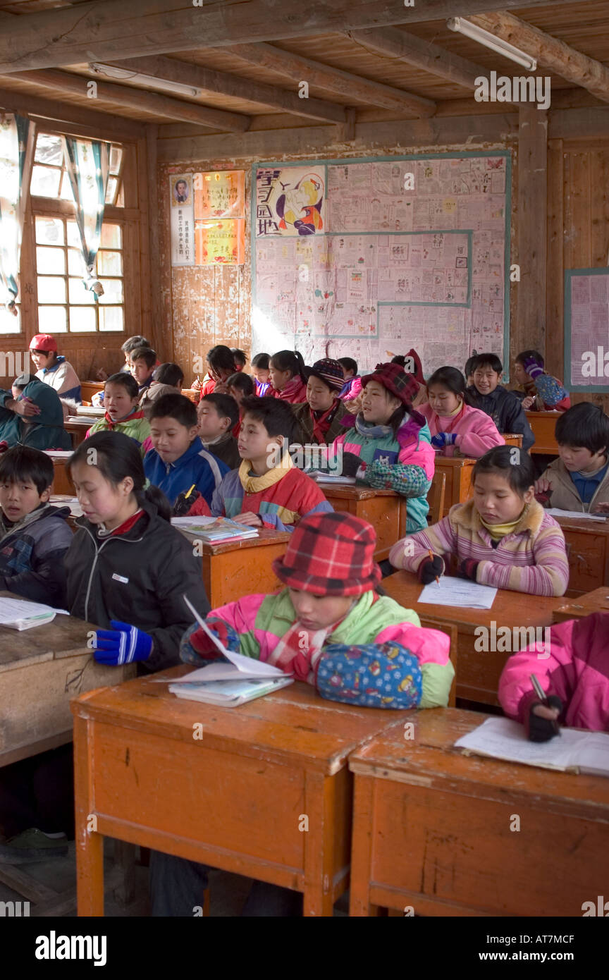 I bambini in classe Dragon s Backbone terrazze di riso Longsheng Guangxi Cina Foto Stock