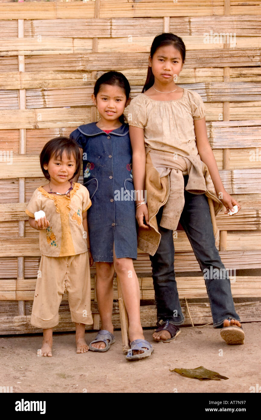 I bambini del villaggio vicino a Luang Prabang, Laos Foto Stock
