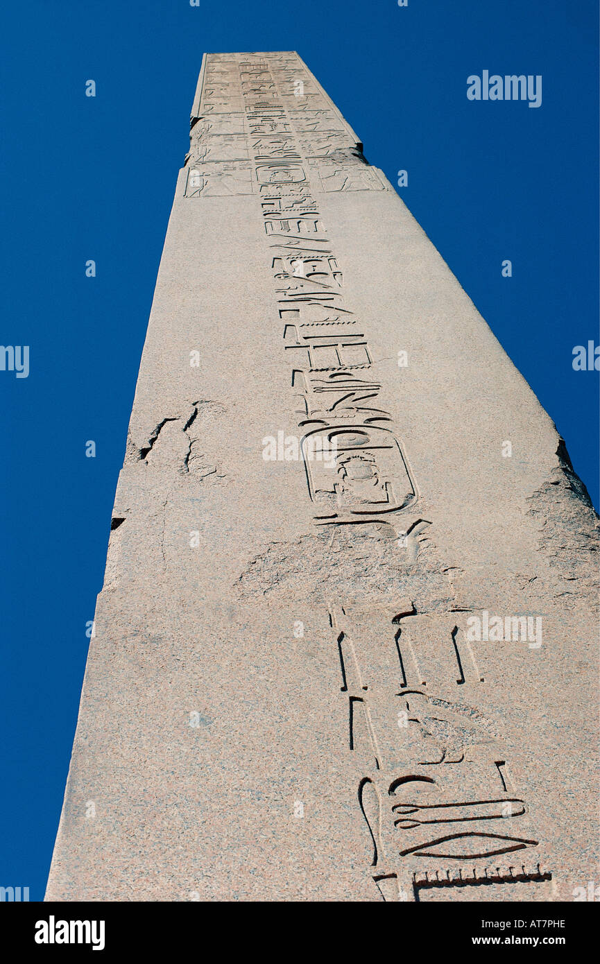 L'obelisco della Regina Hatshepsut nel Tempio di Karnak vicino a Luxor sulla riva orientale del fiume Nilo in Egitto Foto Stock
