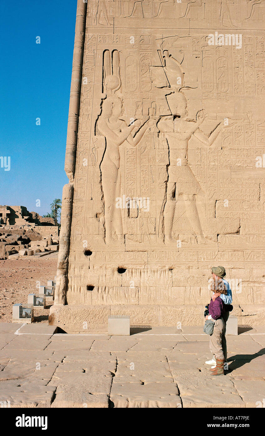 Un angolo del massiccio pilone del tempio di Denderah vicino alle rive del fiume Nilo in Egitto Foto Stock