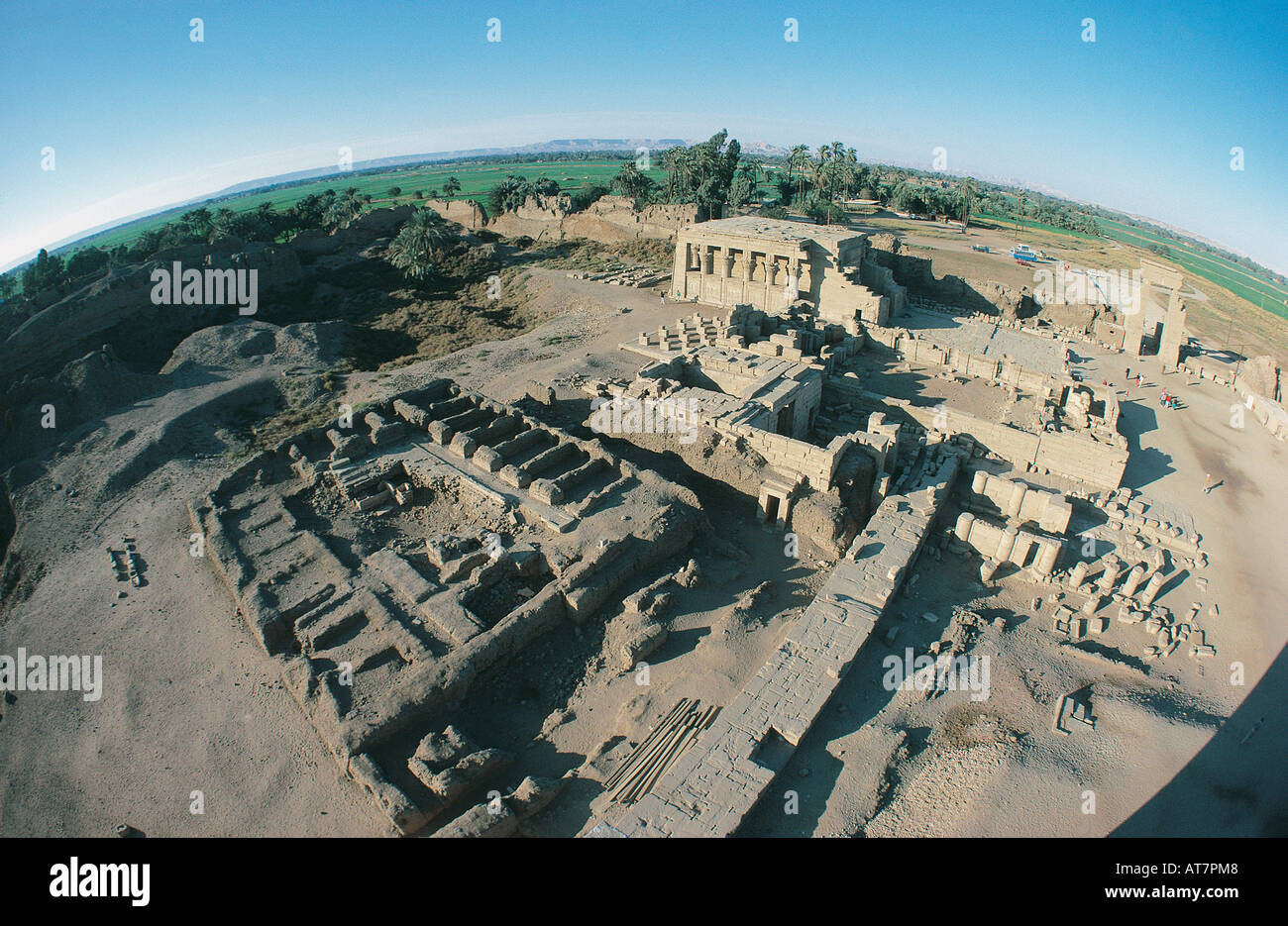 Guardando verso il basso sulla parte del tempio di Hathor dal tetto del tempio principale di Denderah vicino al fiume Nilo in Egitto Foto Stock