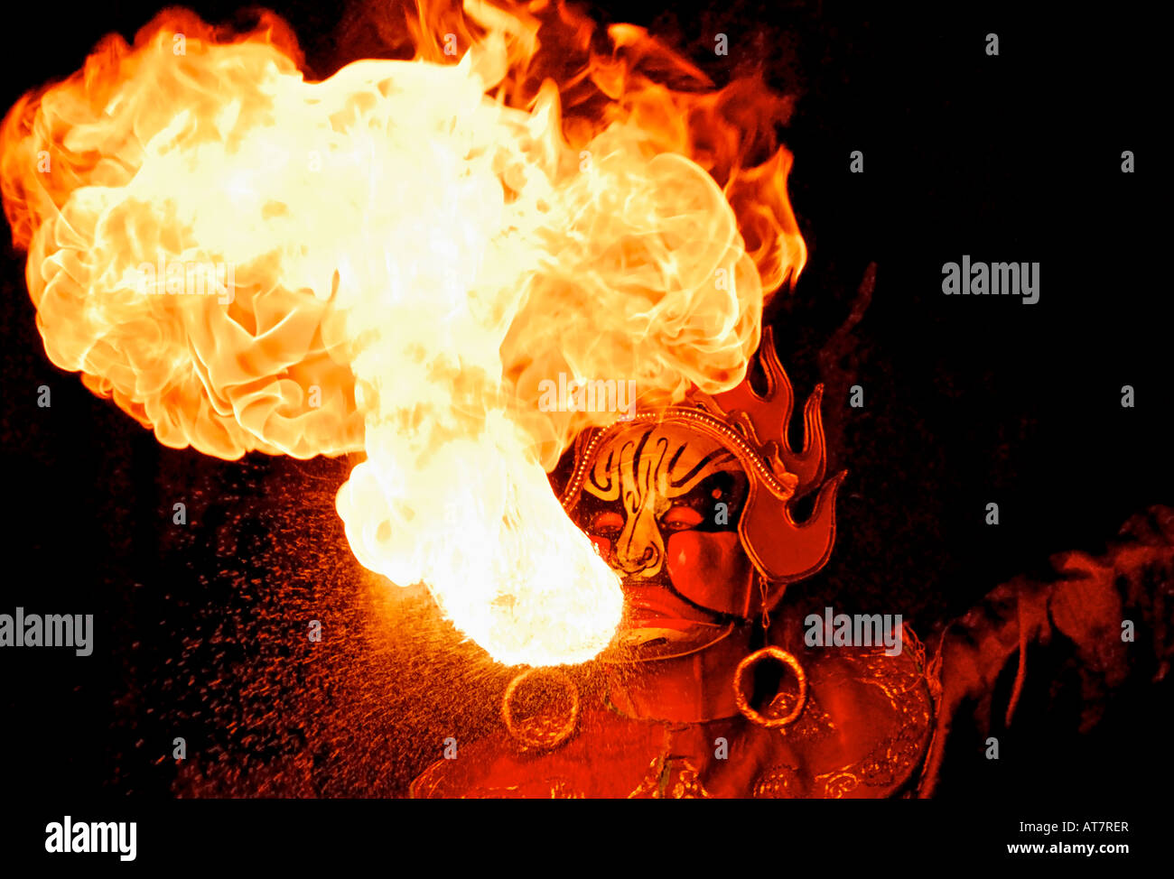 Fire spitter ad opera del Sichuan Chengdu Cina Foto Stock