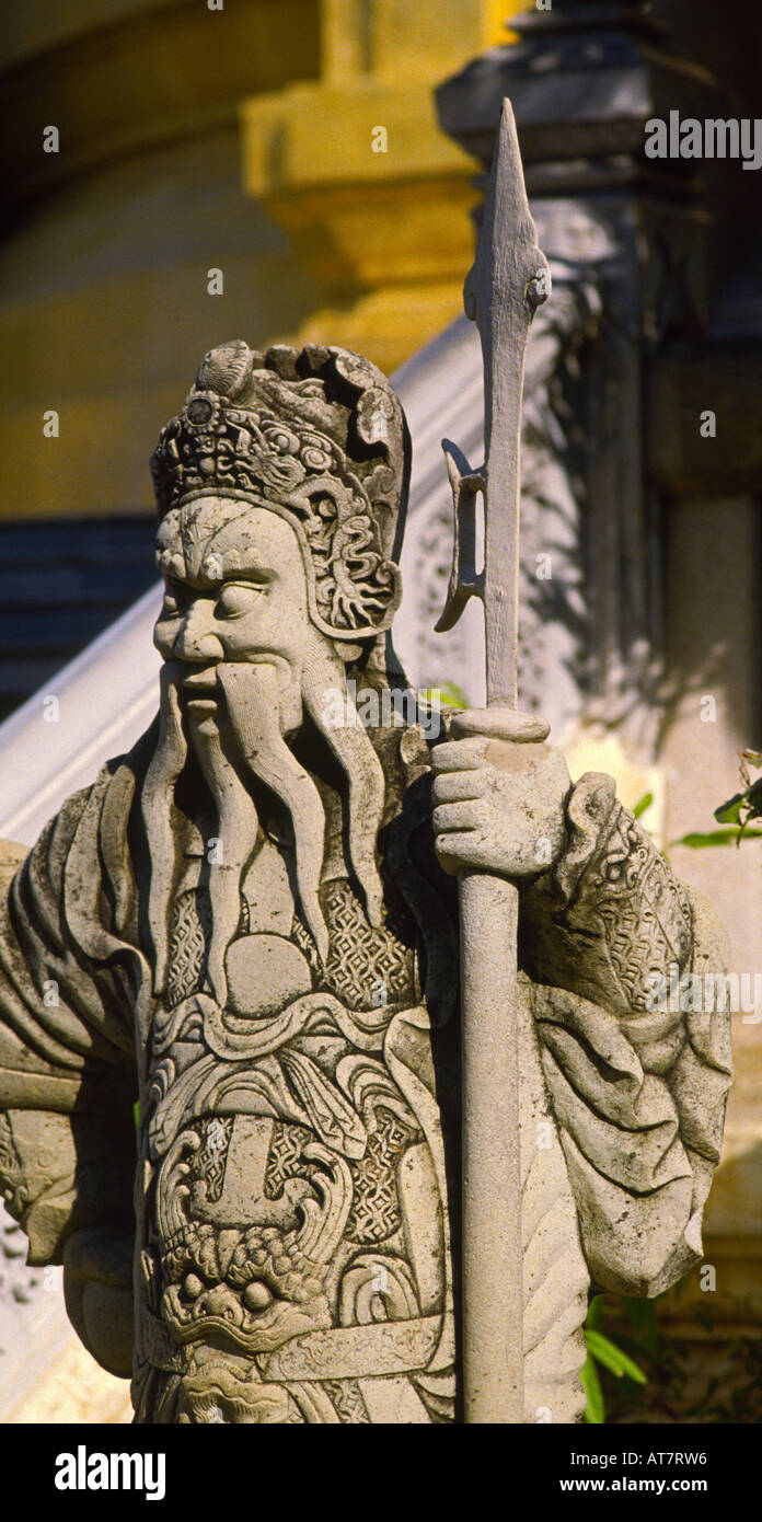 Stone Guard con lancia nel giardino di Wat Phra Kaeo tempio, il Grand Palace, Bangkok in Thailandia Foto Stock