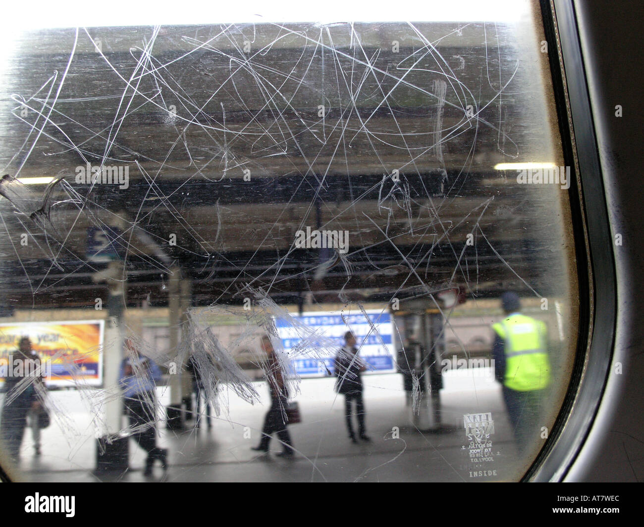 Carrozza ferroviaria finestra con graffiti graffiato su di esso Londra Inghilterra Regno Unito Europa UE Foto Stock