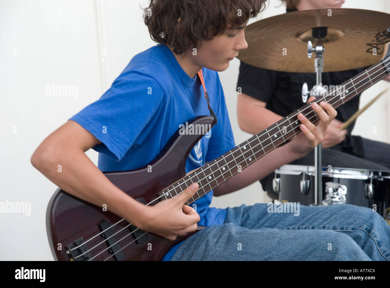 Ragazzo giovane suonare chitarra basso Foto Stock