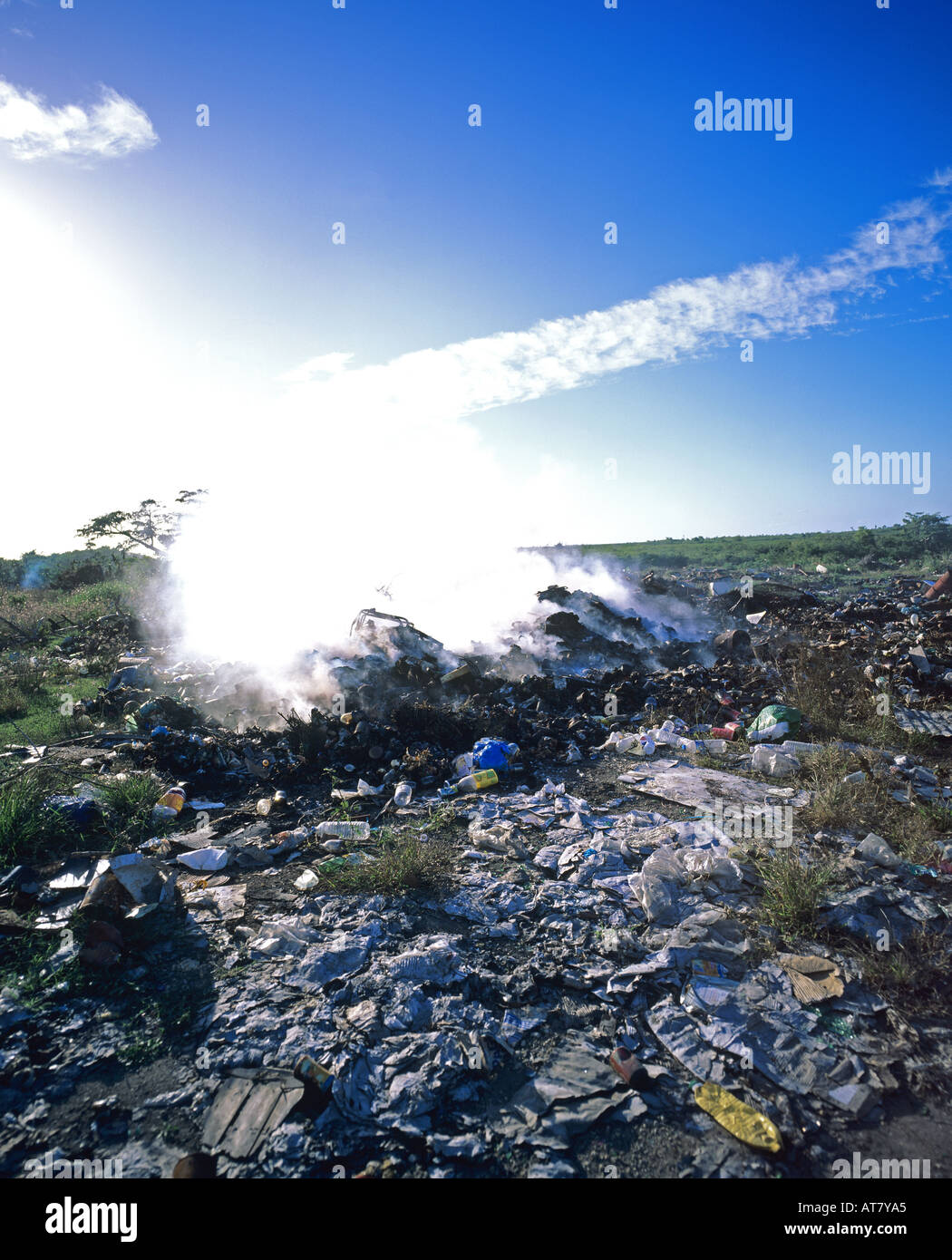 Discarica e il fuoco sotto le ceneri di fumo, Guadalupa, French West Indies Foto Stock