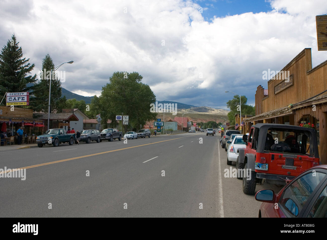 Ramshorn San / US 26 e US287, la strada principale con i negozi e i ristoranti in esecuzione attraverso, Dubois, Wyoming Foto Stock