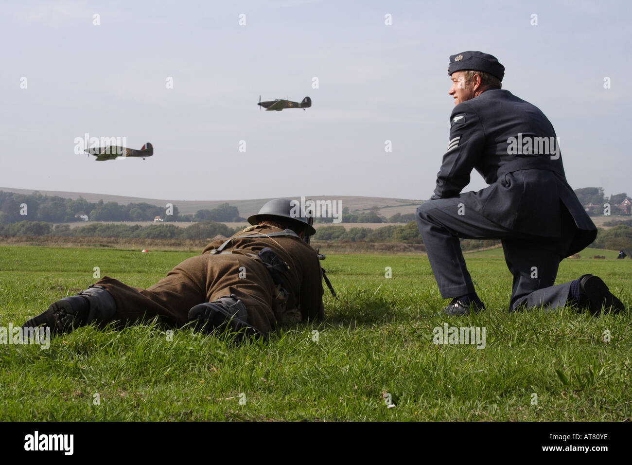 WW2 immagine di due soldati armati con una mitragliatrice riprese di aerei nemici Foto Stock