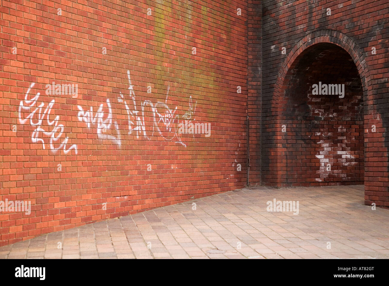 La città interna colpo di un muro di mattoni e arco che conduce verso l'ignoto Foto Stock