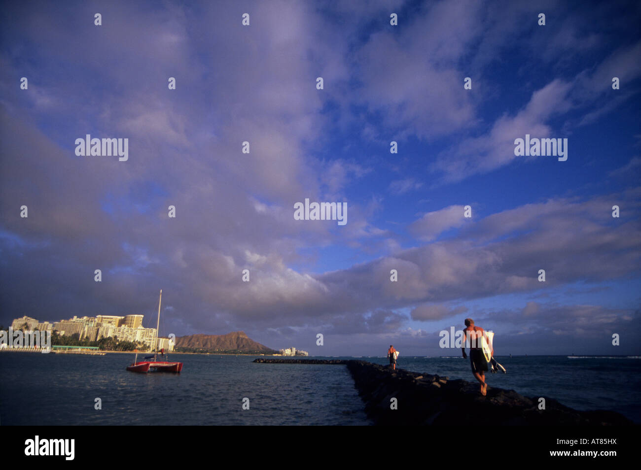 Waikiki - Surfers sulla parete al tramonto Foto Stock