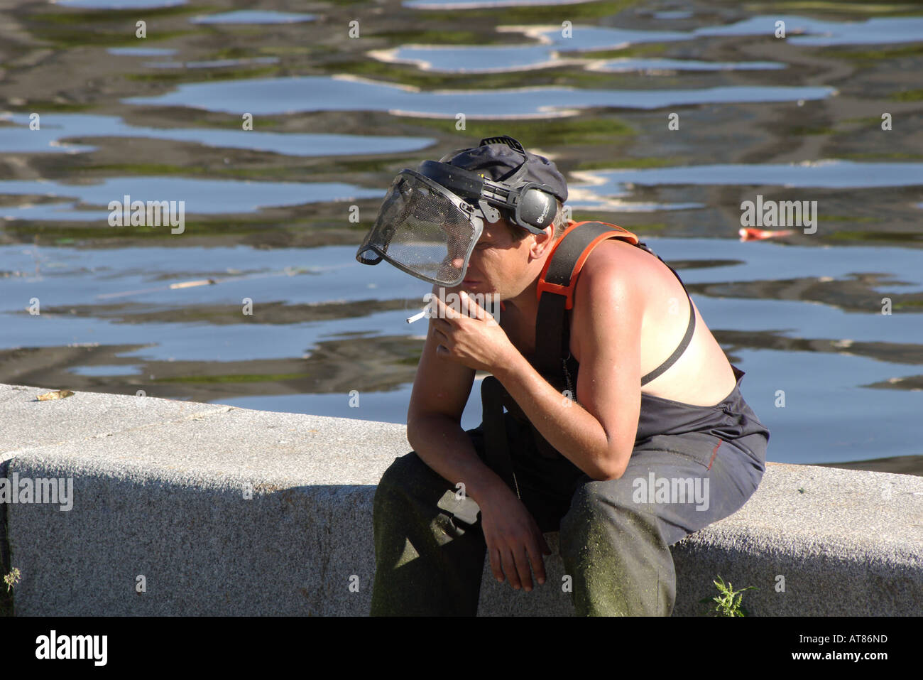 Addolorato uomo d affari con computer portatile Foto Stock