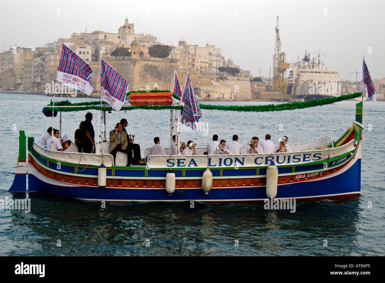Brass Band touring Grand Harbour Senglea Malta Foto Stock