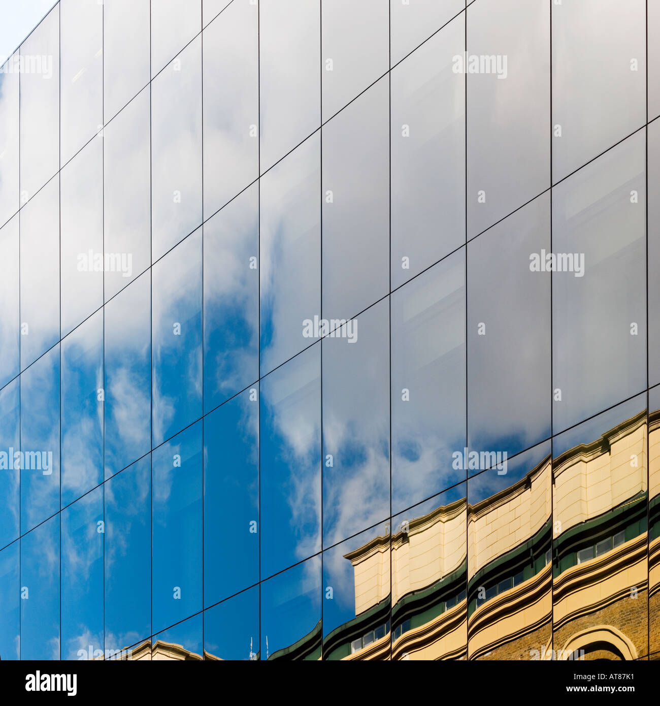 Mirroring di sky riflessioni periodo di contrasto architettura in ufficio moderno windows Foto Stock