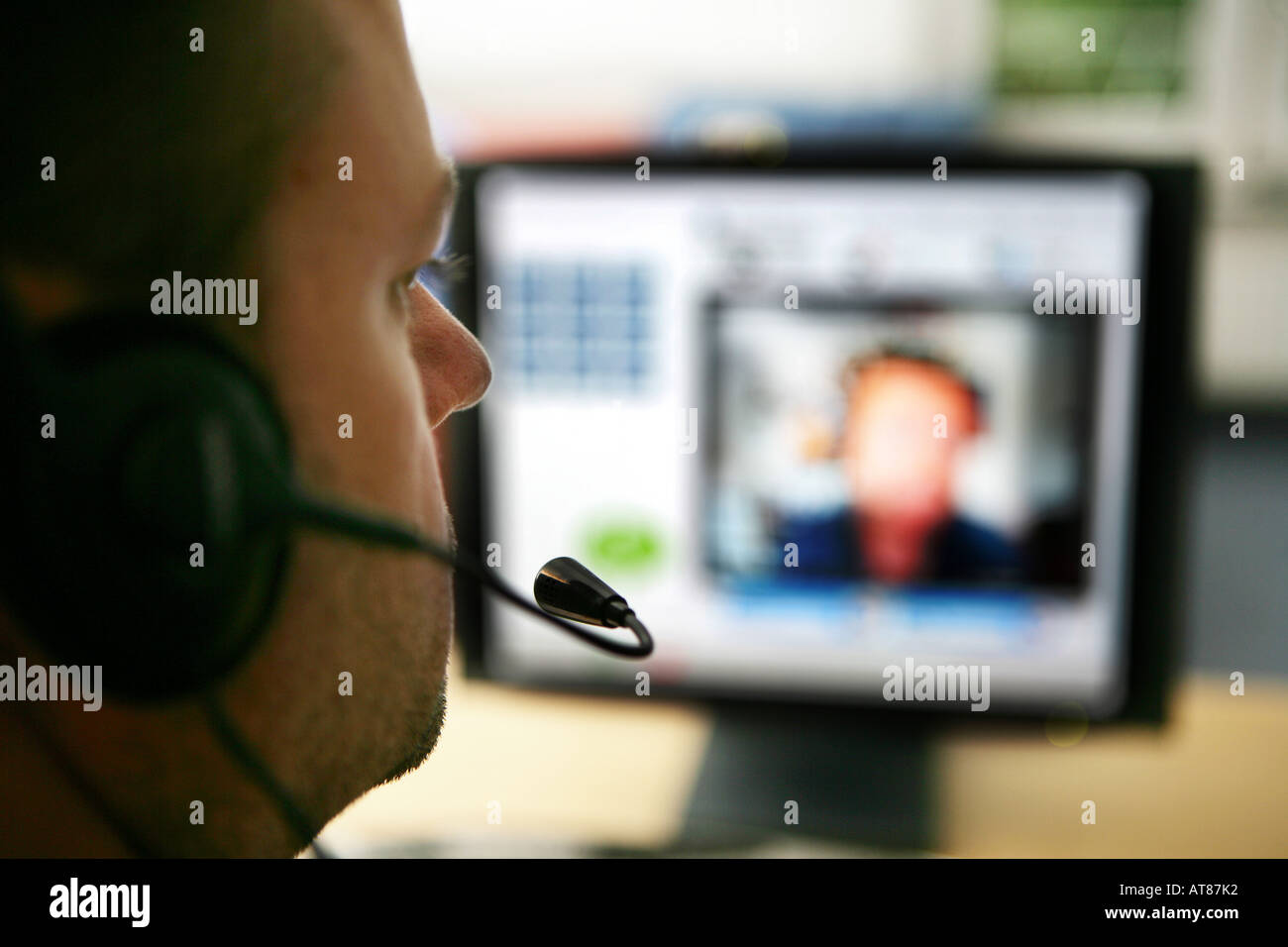 Conversazione tra due persone su Internet. Chat video con, con webcam e cuffie tramite voice over IP o VOIP. Live chat online. Foto Stock