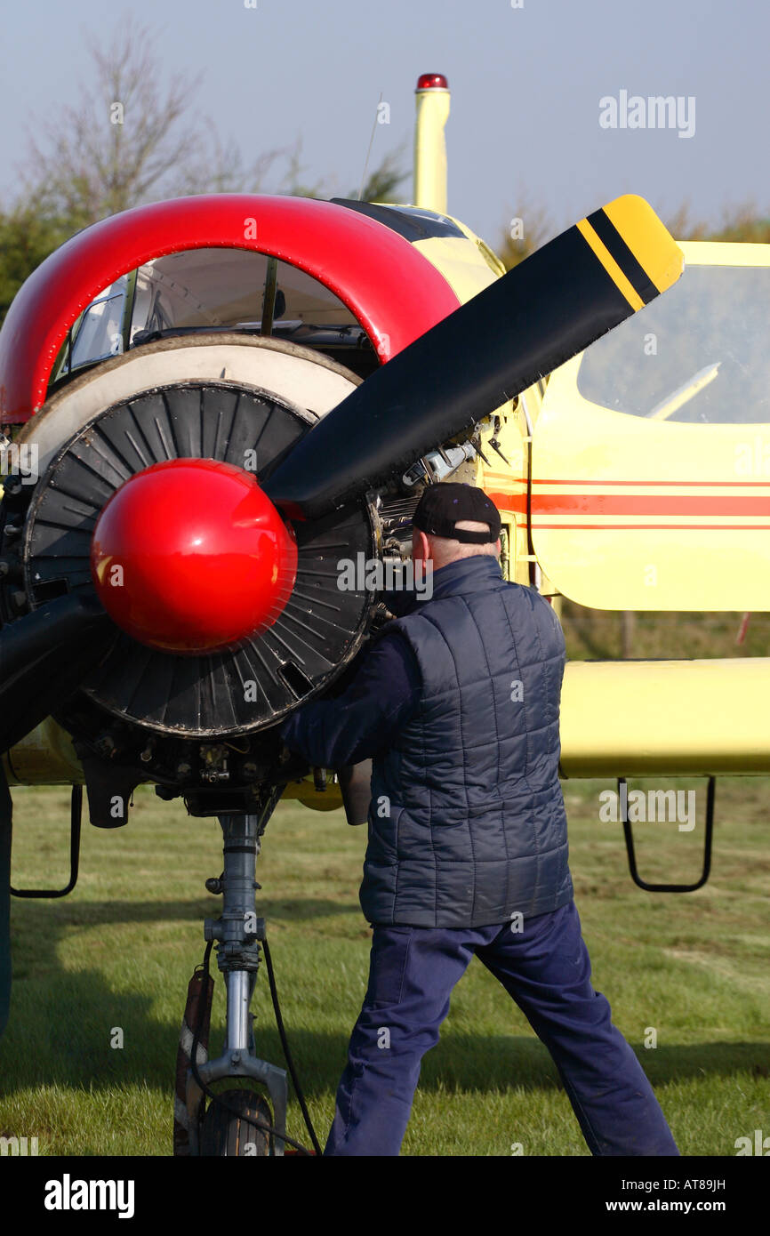 Manutenzione aeromobili equipaggio a terra la manutenzione del motore radiale su un Yak 18 aeroplano Foto Stock