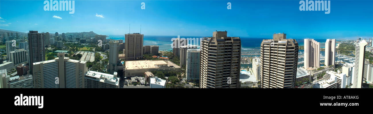 Alberghi di Waikiki e condomini come si vede dal centro cittadino di Honolulu. Foto Stock