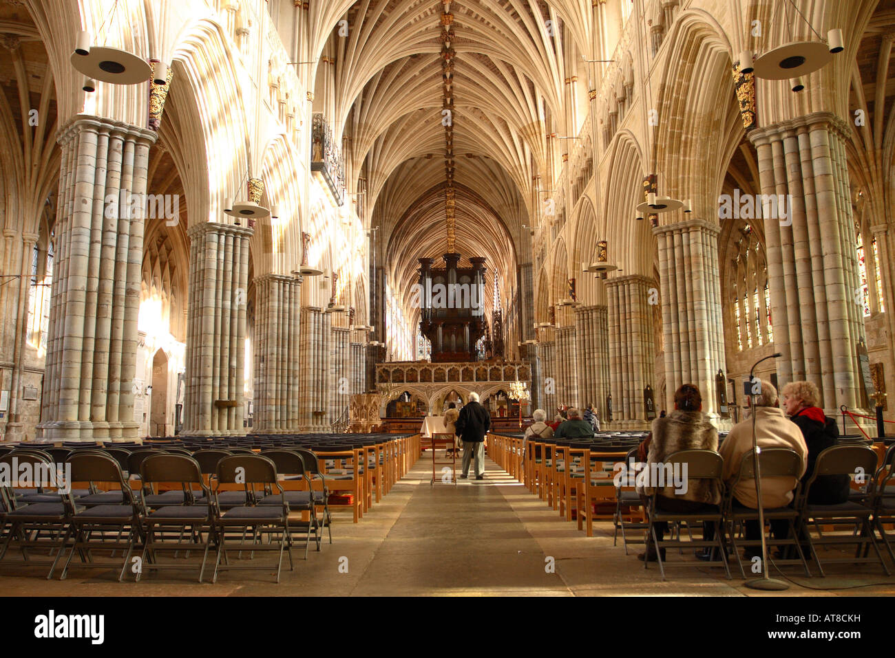 La Cattedrale di Exeter Devon interno interno che mostra la navata guardando ad est verso l'organo Foto Stock