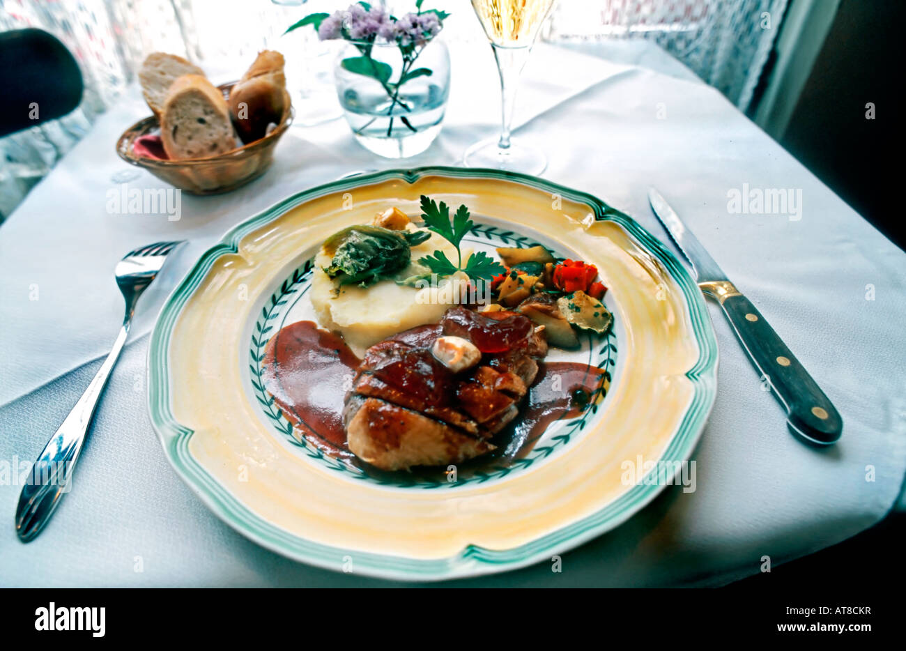 Cucina francese, Parigi Francia, ristorante bistrot francese, "le Petit Troquet", anatra arrosto in salsa, piatti su piatto, piatti francesi Foto Stock