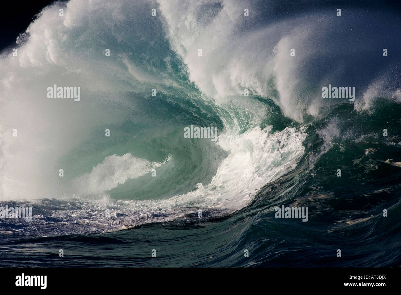 Grande onda bella collide con la risacca a shore break di Waimea Bay sulla costa nord di Oahu, Hawaii. Foto Stock