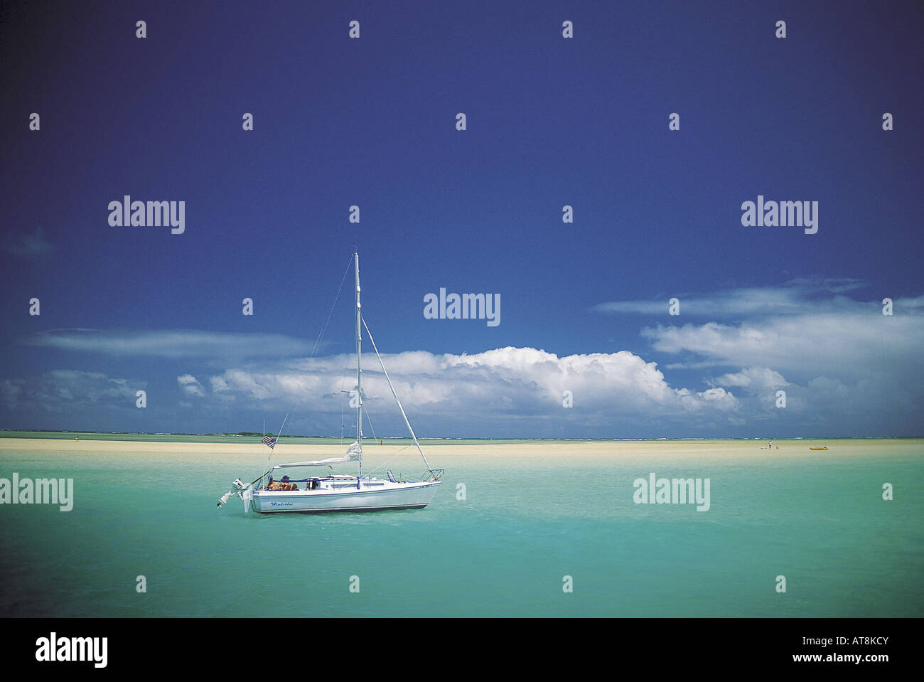 Barca a vela in Kaneohe Bay a Ahu o' Laka sandbar Foto Stock