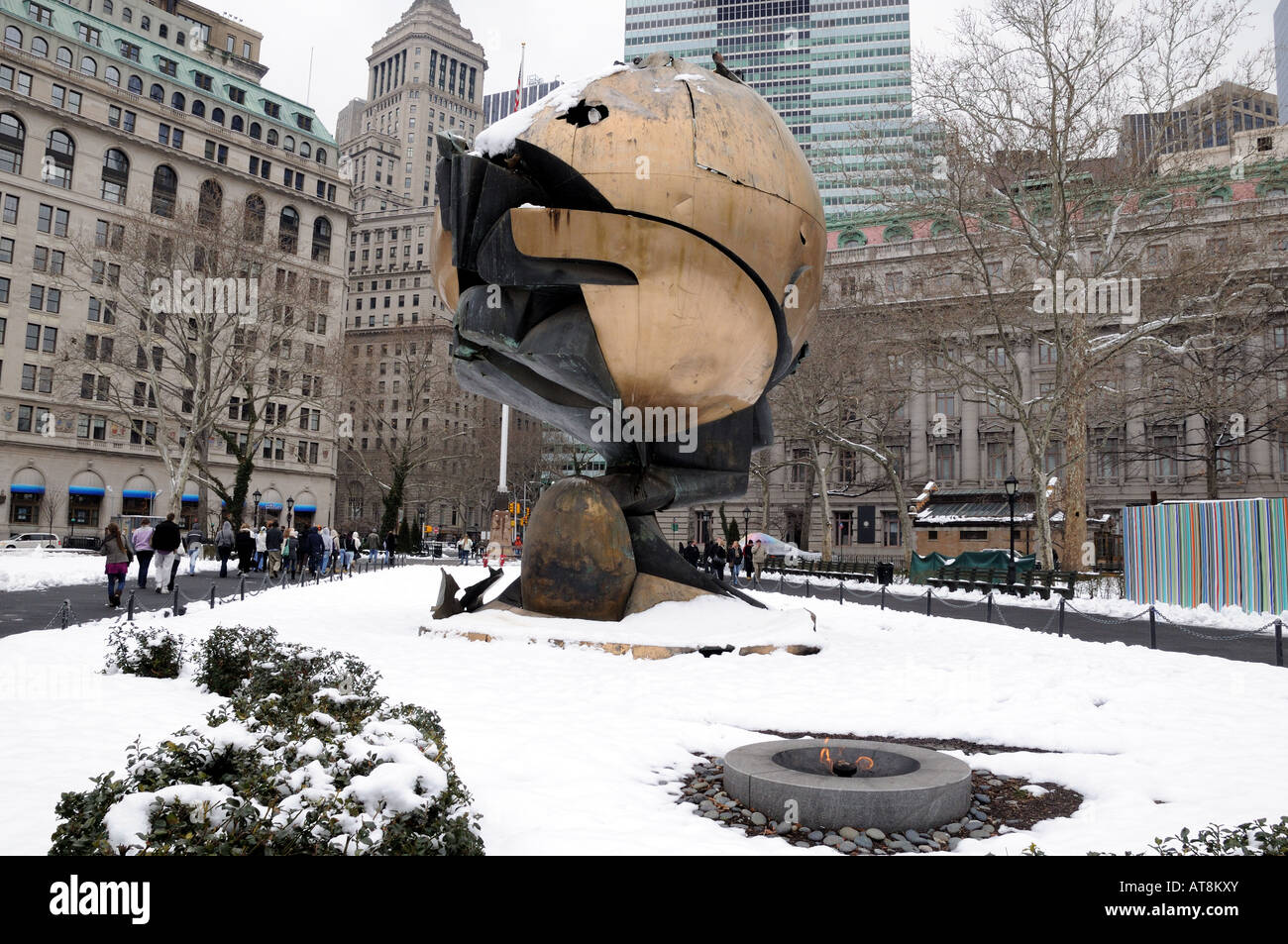 Una scultura che anticamente sorgeva in plaza del World Trade Center è ora in Battery Park come un memoriale per le vittime di 9/11. Foto Stock
