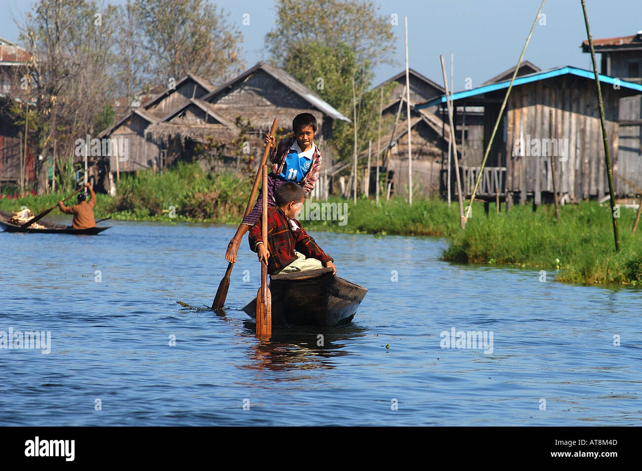 I bambini in barca sul Lago Inle MYANMAR Birmania Foto Stock