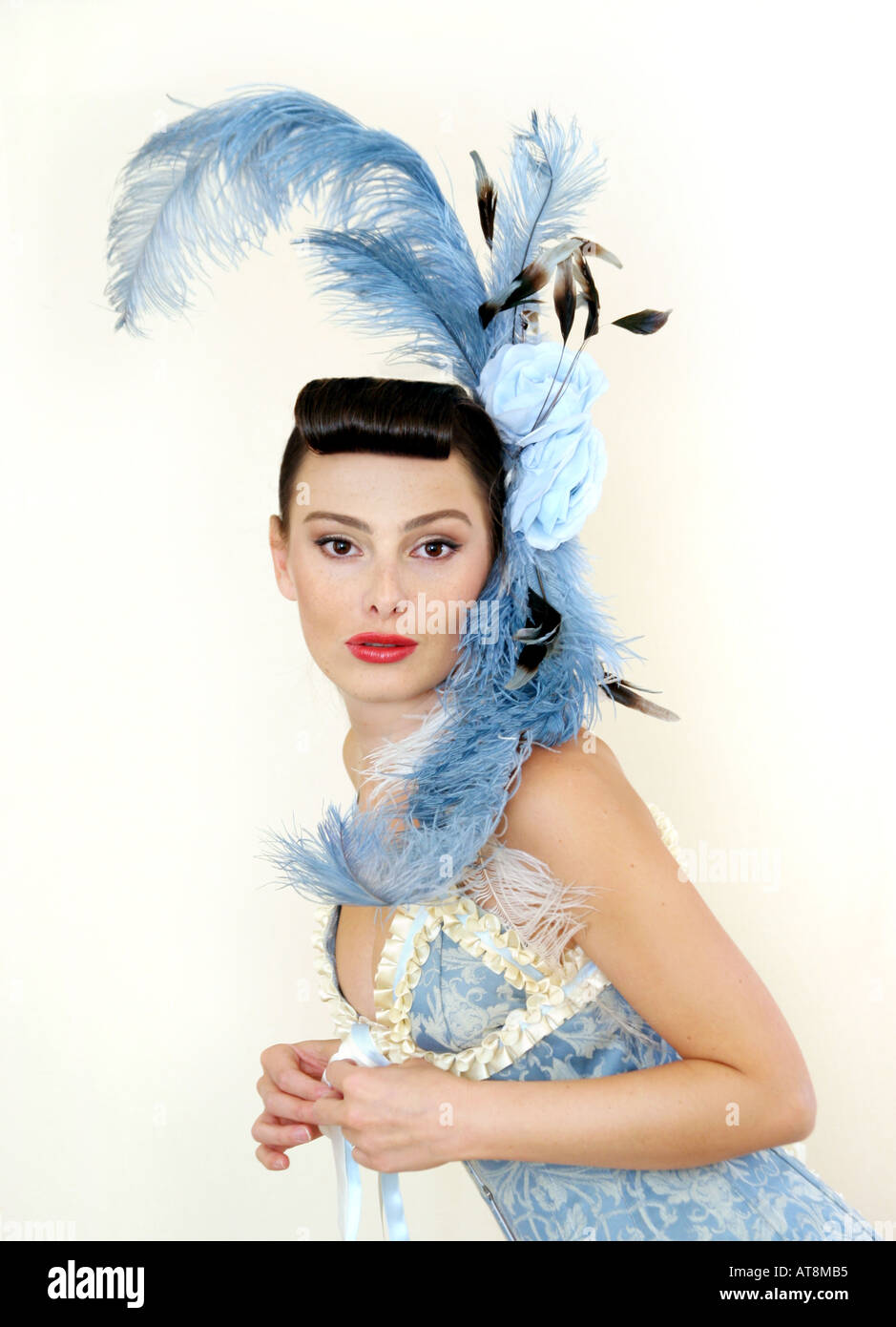 Close up Burlesque ragazza in corsetto con piume Foto Stock