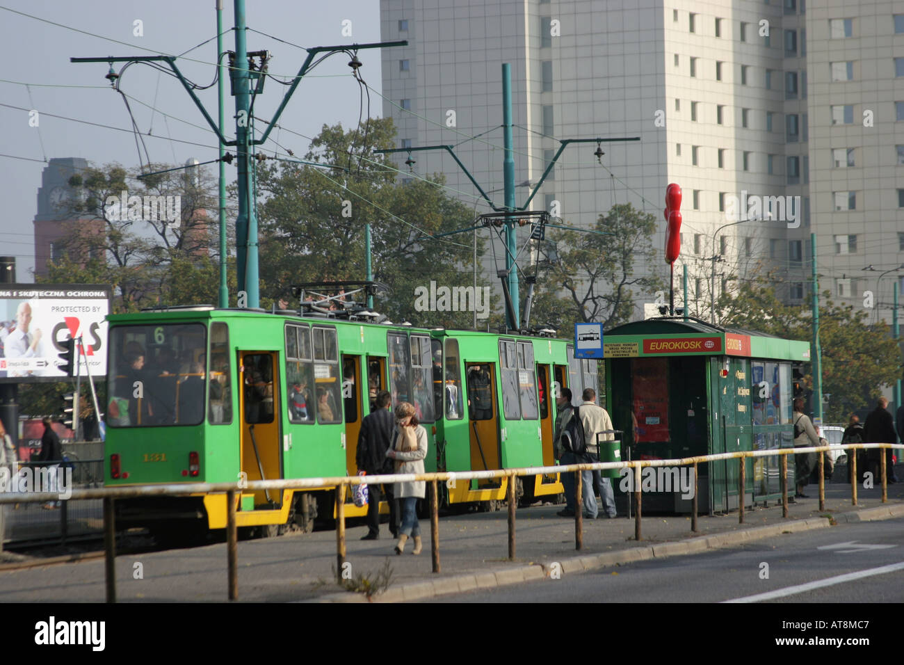 I passeggeri di salire sul tram a un arresto a Poznan in Polonia Foto Stock