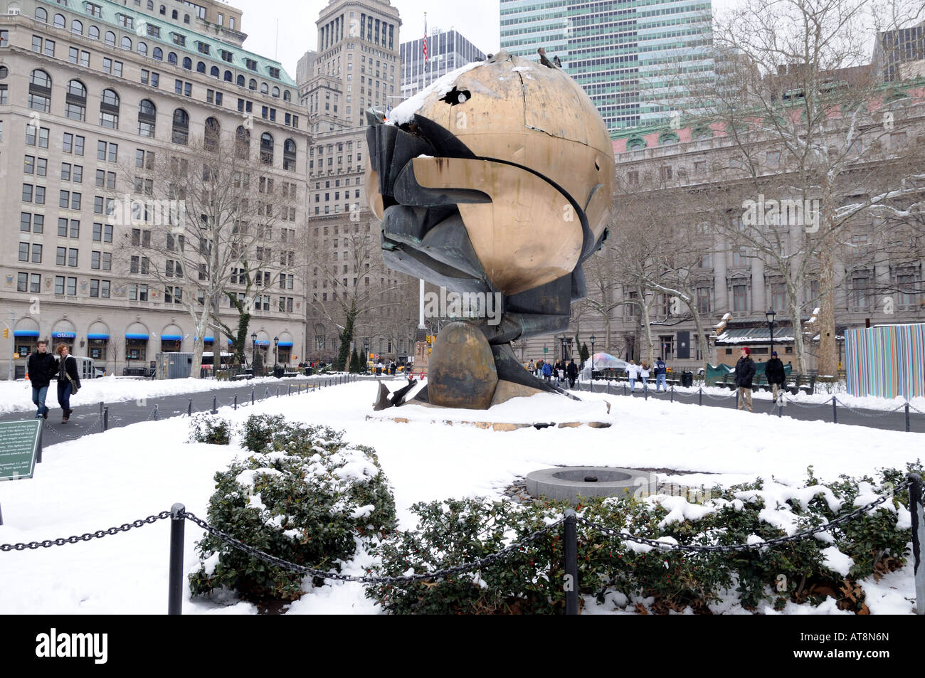 Una scultura in precedenza nella plaza del World Trade Center è ora in Battery Park come un memoriale per le vittime di 9/11. Foto Stock