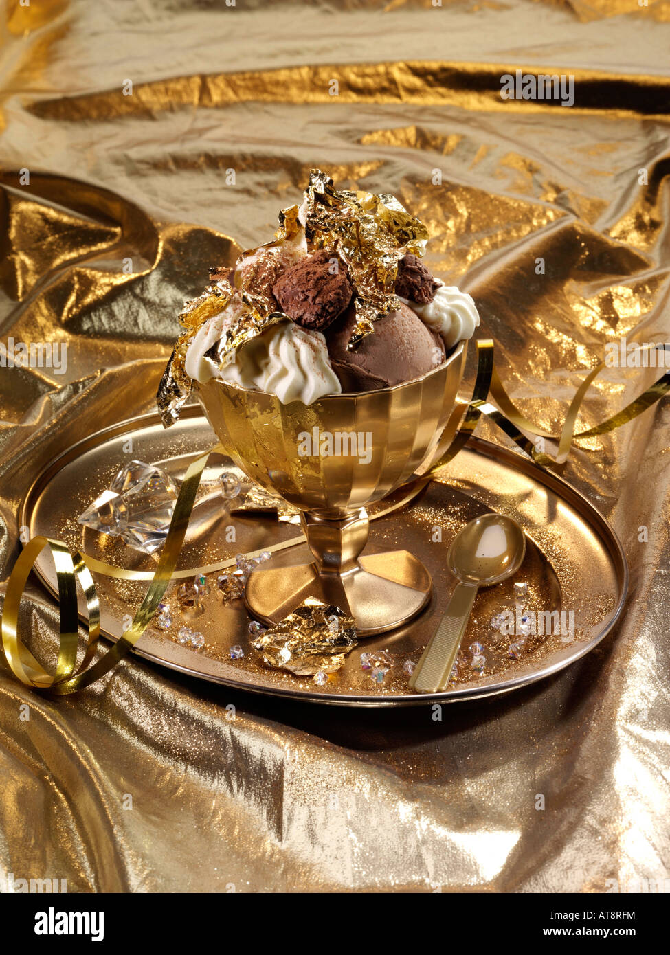 Stravagante e foglia oro tartufi di cioccolato e dessert gelato alimentare  editoriale Foto stock - Alamy