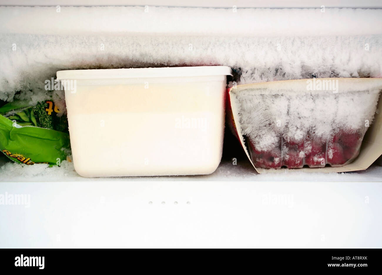 Intasato vano congelatore in frigo Foto Stock