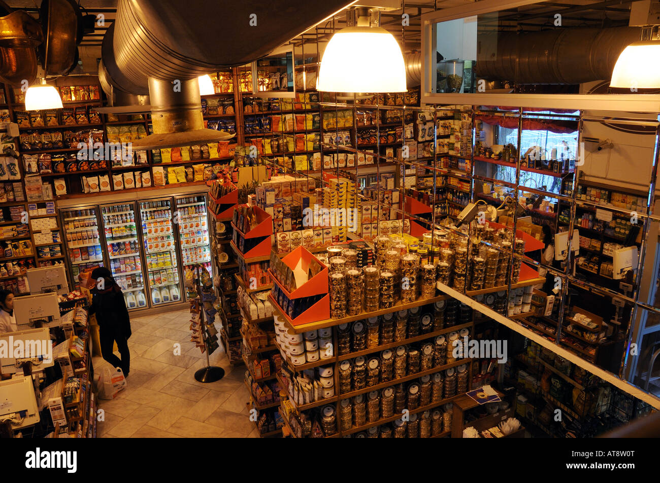 Interno di un piccolo negozio di alimentari in Lower Manhattan, New York City. Foto Stock