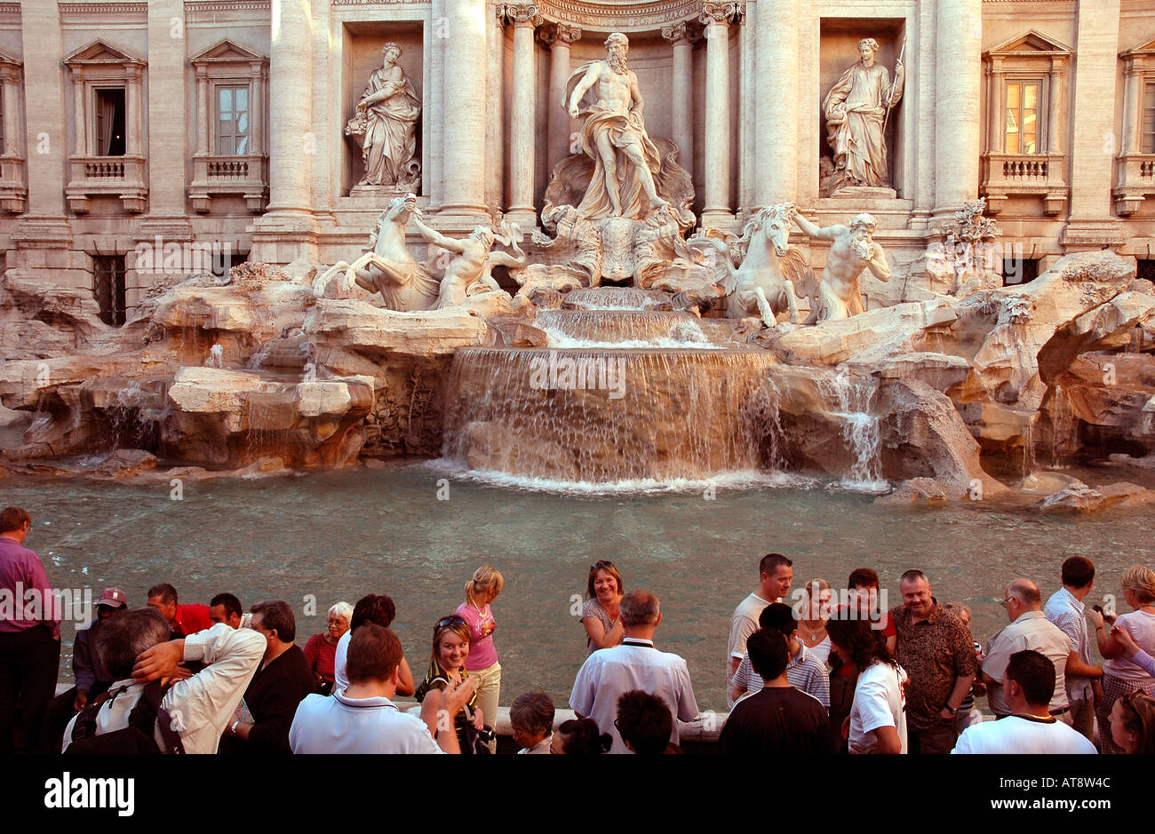 La fontana di Trevi associato di Fellini "La Dolce Vita' attira orde di turisti. Essa è stata creata da Nicolò Salvi nel 1762 Foto Stock
