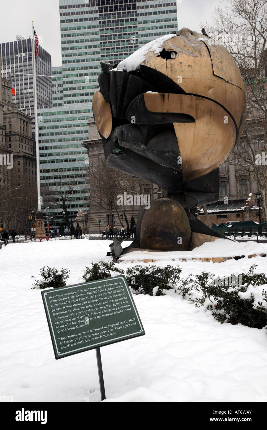 Una scultura che si trovava nella plaza del World Trade Center è ora in Battery Park un memoriale per le vittime di 9/11. Foto Stock