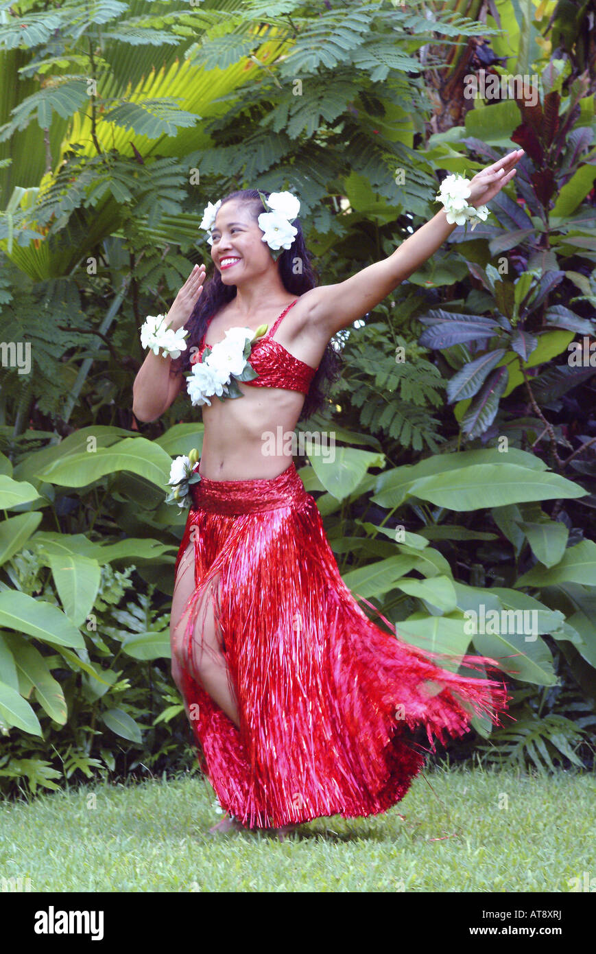 Hapa-Haole ballerina di hula preparazione alla danza presso il Royal Hawaiian Hotel per il festival annuale Foto Stock