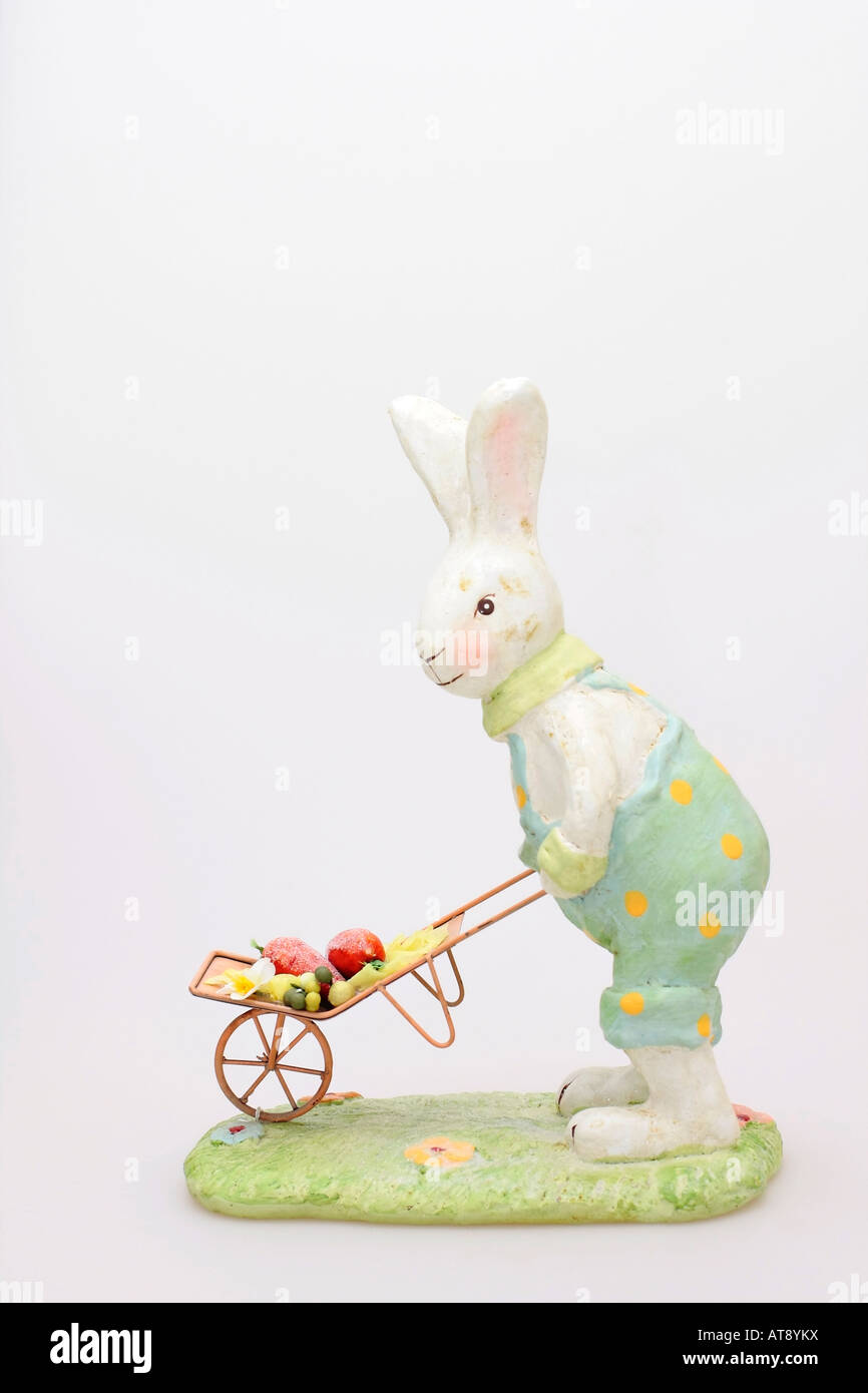 Coniglietto in ceramica di coniglio carriola spinta Foto Stock