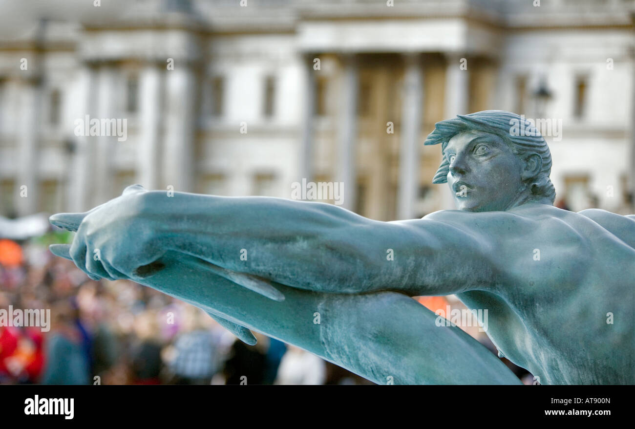 Statua che domina 'Trafalgar Square, Londra Foto Stock