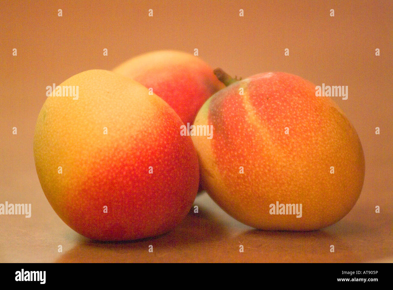 Tre i manghi maturi seduto sul bancone Foto Stock