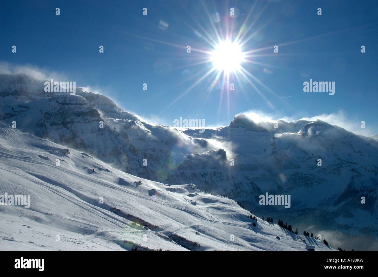 Vento che soffia su sow coperto le creste della montagna, Mt. Wildstrubel, Adelboden, Berense Alpi, Svizzera Foto Stock