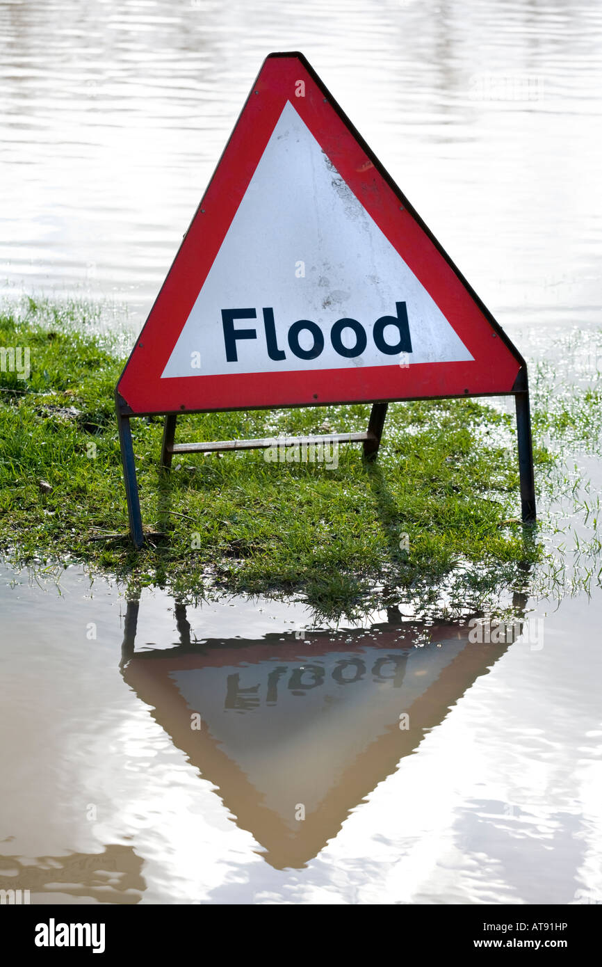 Allarme alluvione cartello stradale in una corsia inondata dal fiume Severn a Chaceley, Gloucestershire Foto Stock