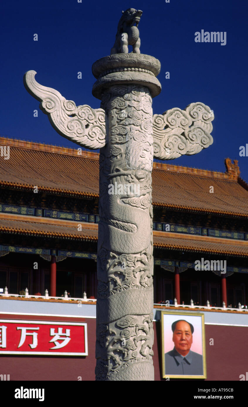Pechino - Piazza Tiananmen colonna trionfale Foto Stock