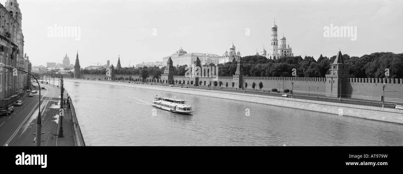 La Russia. Mosca. Il Cremlino di Mosca e vista fiume Foto Stock