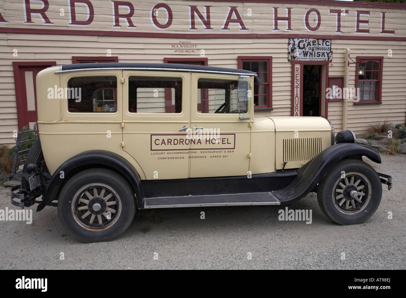 Classic Vintage Ford auto parcheggiate al di fuori della Cardrona Hotel, Cardrona, Wanaka, Isola del Sud, Nuova Zelanda Foto Stock