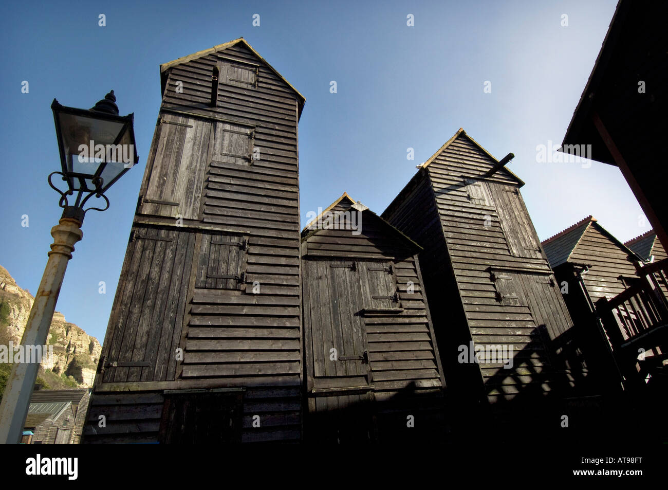 Victorian Net Shop capanne nella Città Vecchia da Hastings beach alti in legno nero net negozi sono stati costruiti per memorizzare gli attrezzi da pesca Foto Stock